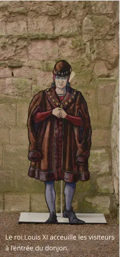 Le roi Louis XI acceuille les visiteurs à l’entrée du donjon.