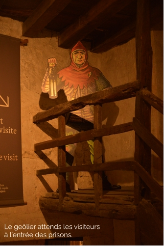 Le geôlier attends les visiteurs à l’entrée des prisons.