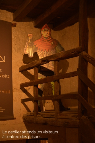 Le geôlier attends les visiteurs à l’entrée des prisons.